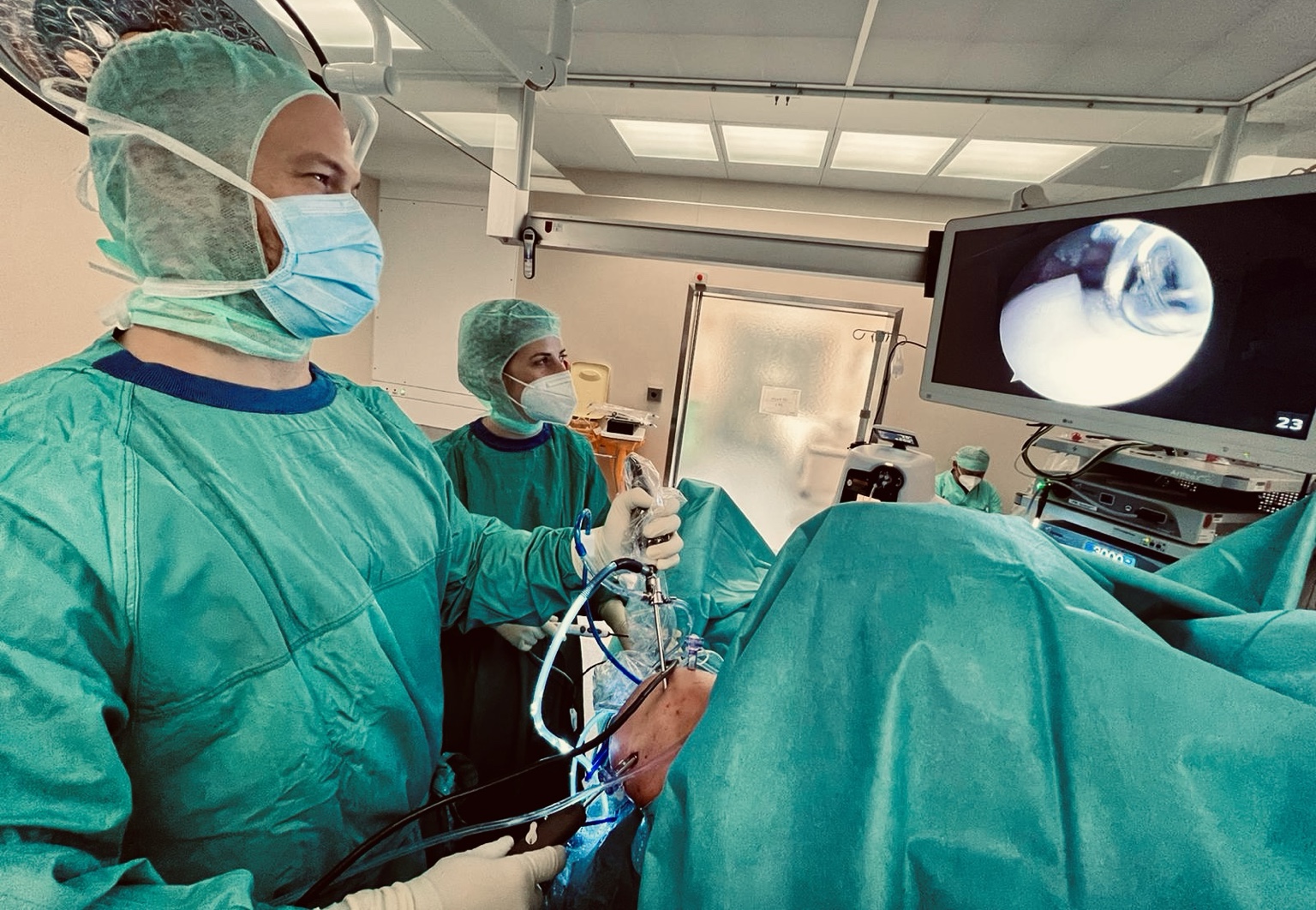 Leo Pauzenberger bei einem arthroskopischen Eingriff im Operationssaal
